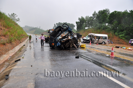 Tai nạn giao thông liên hoàn trên đường cao tốc đoạn qua tỉnh Yên Bái làm 2 người chết 7 người bị thương